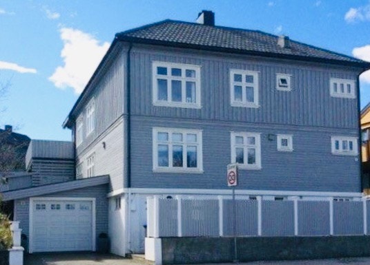 Hyblene ligger i første etasje i huset, ikke i kjeller! Galleribilde