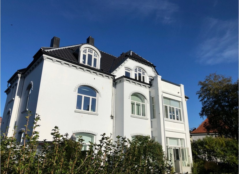 Fasade. En vakker og velholdt villa, Villa Godt Haap Galleribilde