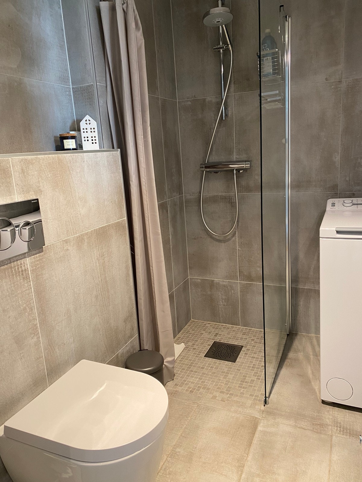 Varme i gulv. Avtrekksvifte. Belysning kan dimmes. Galleribilde