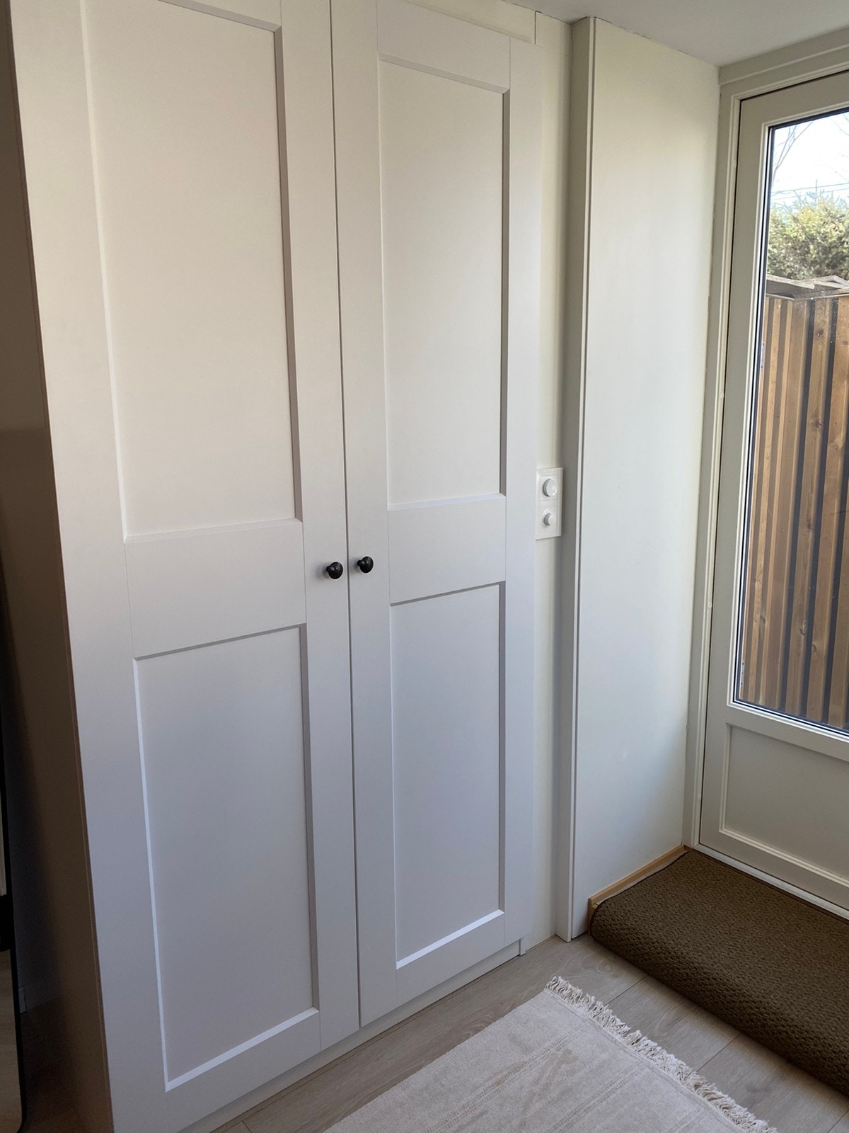 Garderobe ved inngangsdør. 1 meter bredt. Galleribilde