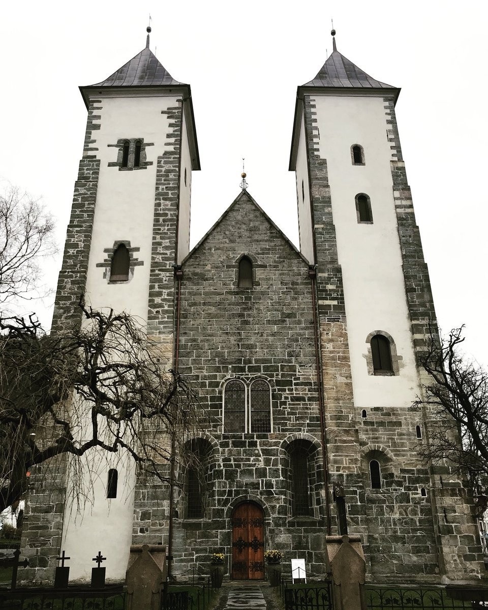 Maria kirken rett over gaten Galleribilde