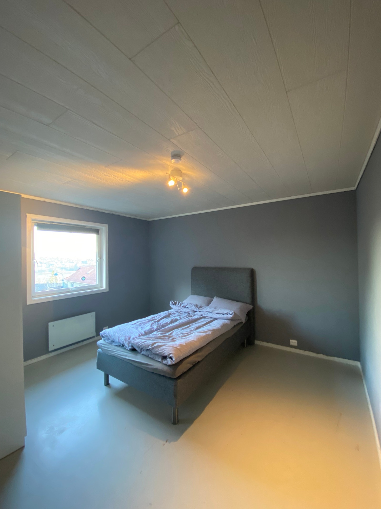 UTLEID: Soverom 3 - 120cm seng - garderobe Galleribilde