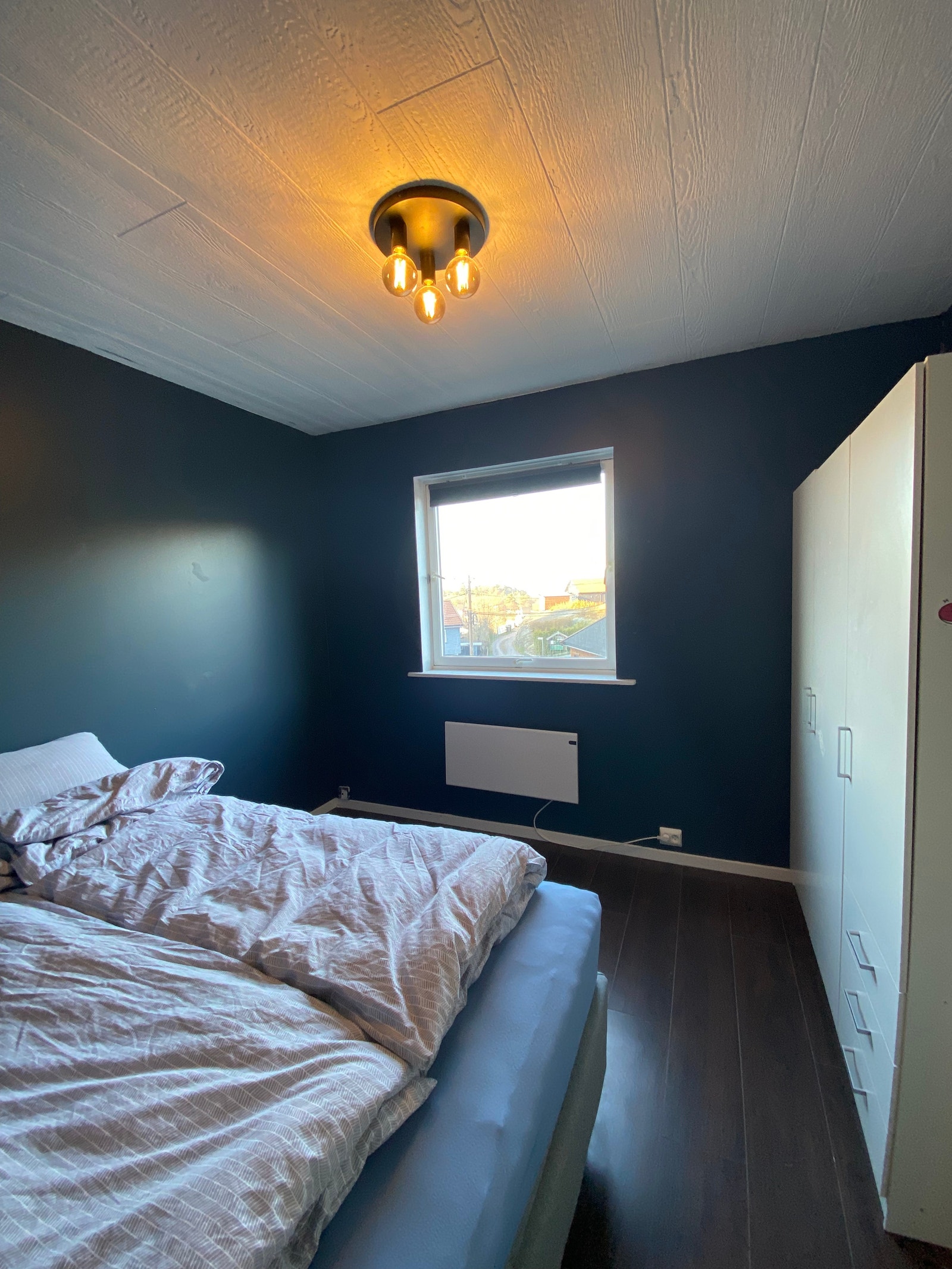 UTLEID: Soverom 4 - 120cm seng - garderobe Galleribilde