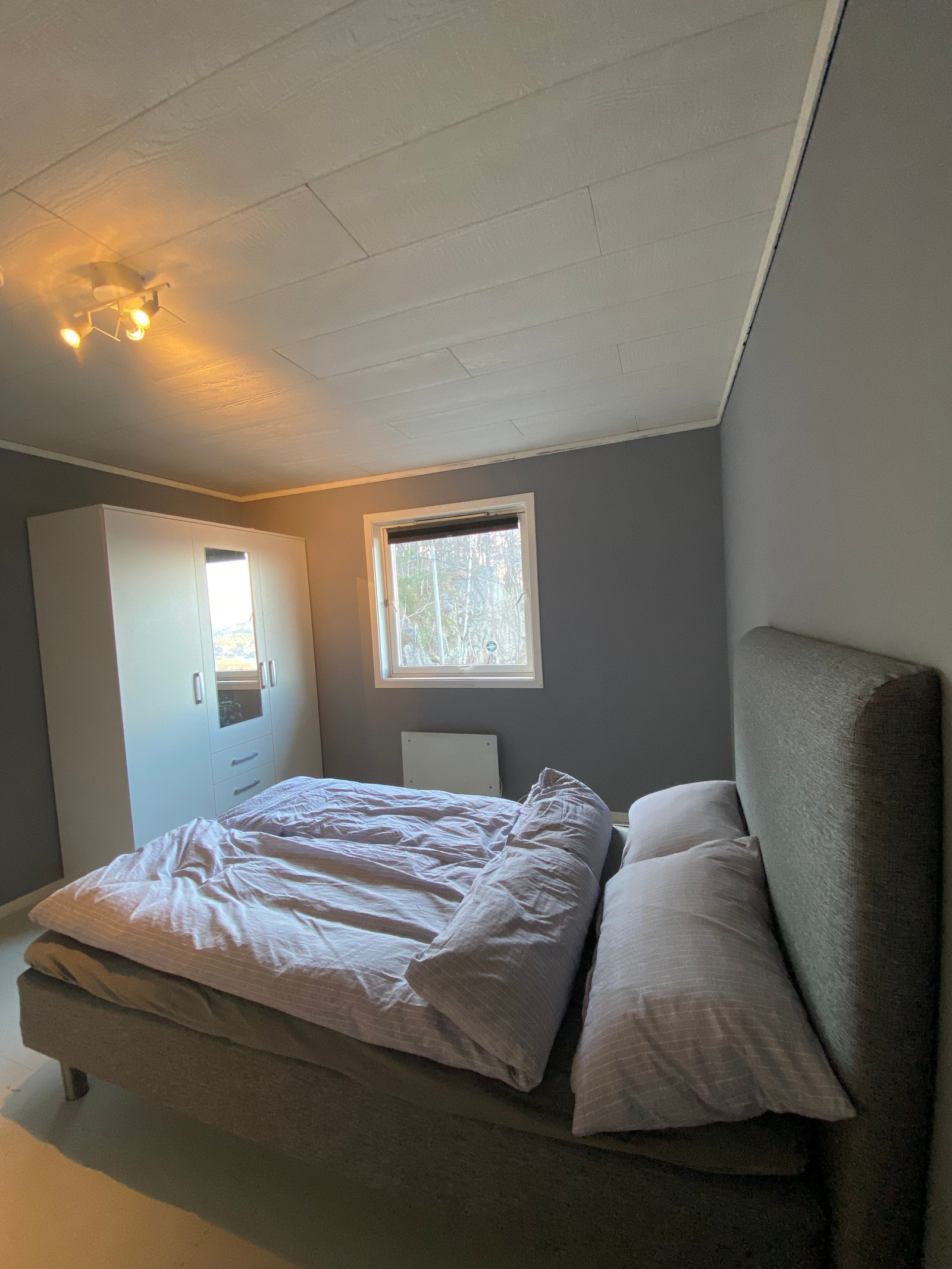 UTLEID: Soverom 3 - 120cm seng - garderobe Galleribilde