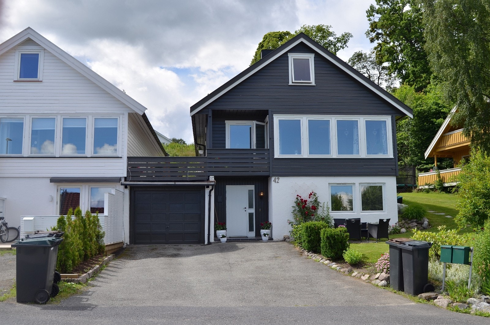 Forsiden av huset, med p-plass til høyre i oppkjørsel Galleribilde