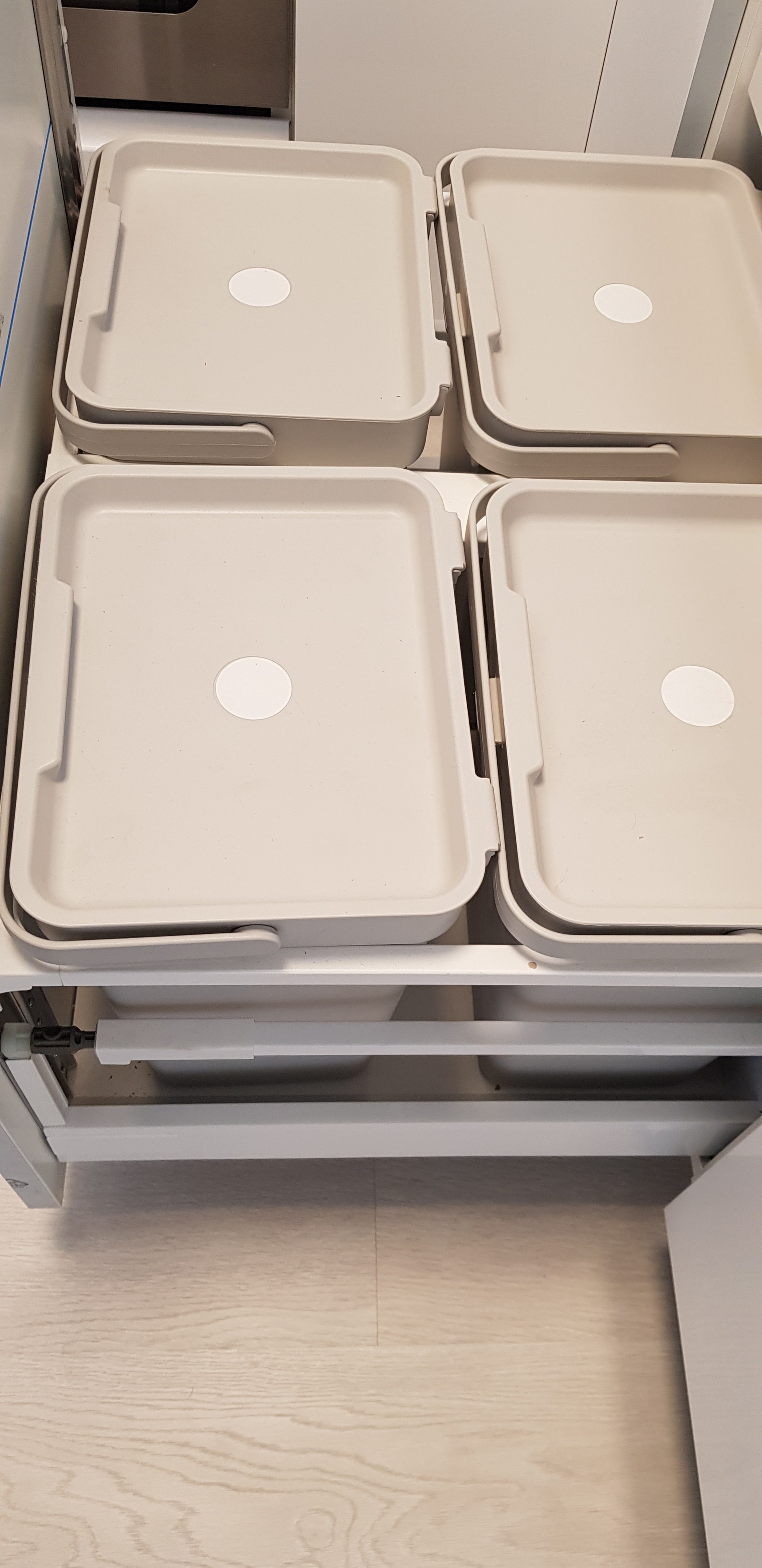 4 stk avfallsdunker Galleribilde