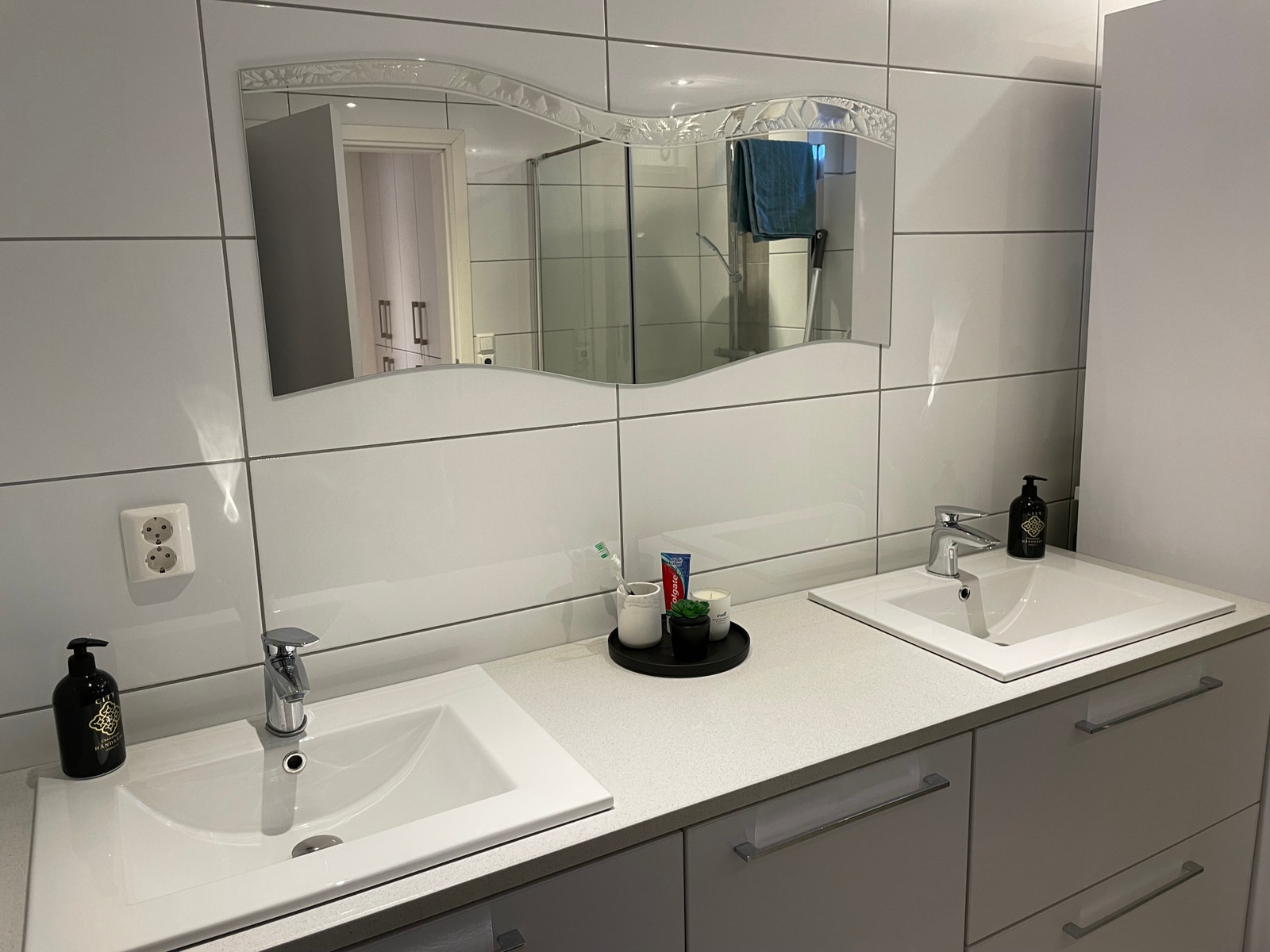 På badet er det to servanter Galleribilde