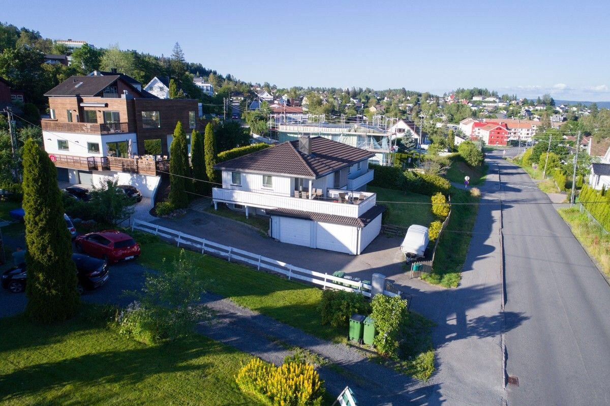 Bilde av huset i sin helhet fra sørvest. Bakerst i bilde synes nabohusene under oppføring, disse er ferdigbygget for en stund siden. Galleribilde