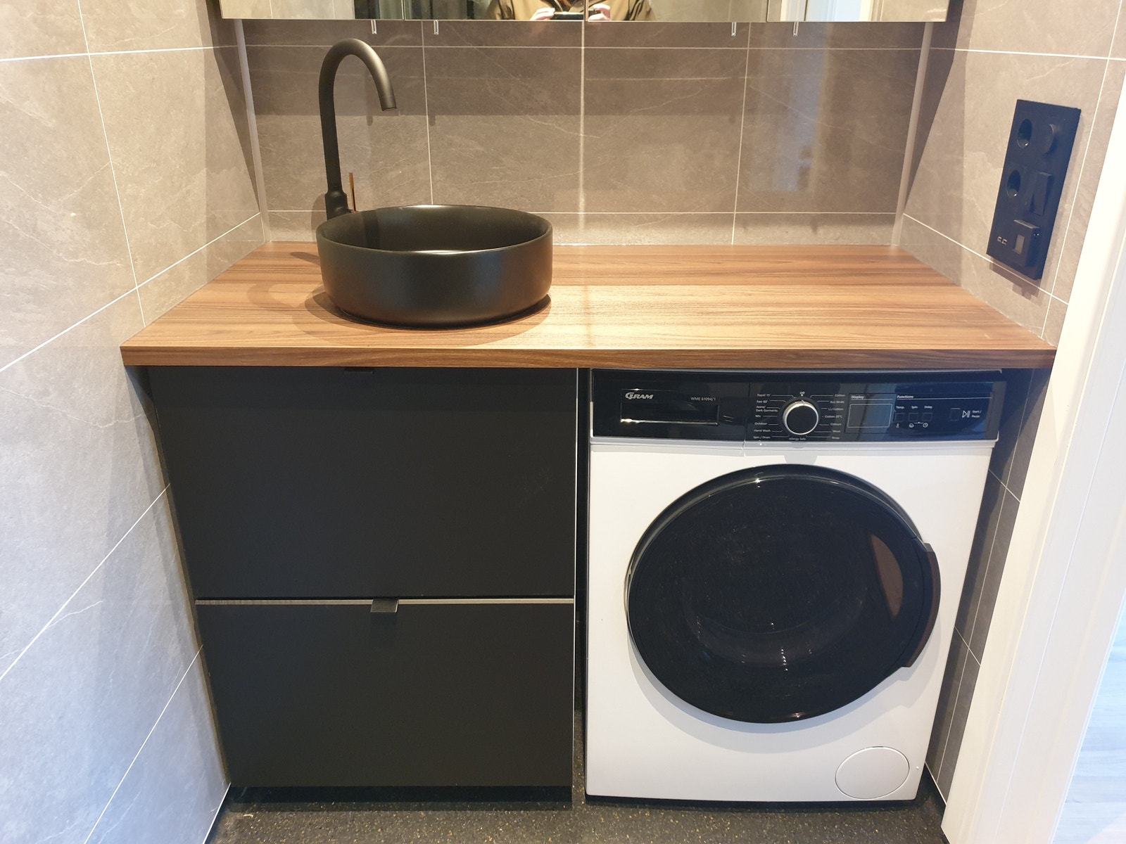 Baderom, men speilskap og vaskemaskin Galleribilde