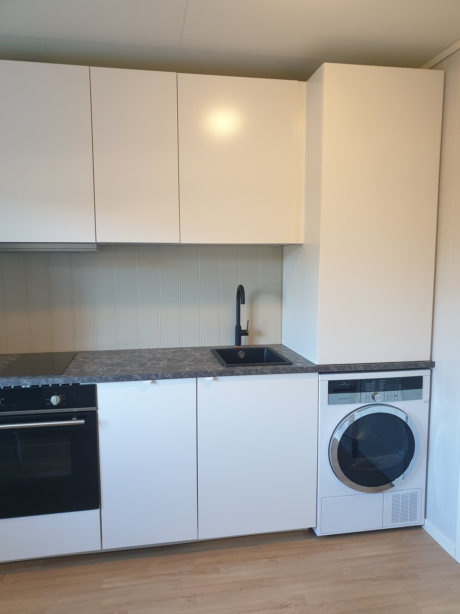 Kjøkken med hvitevarer og tørketrommel Galleribilde