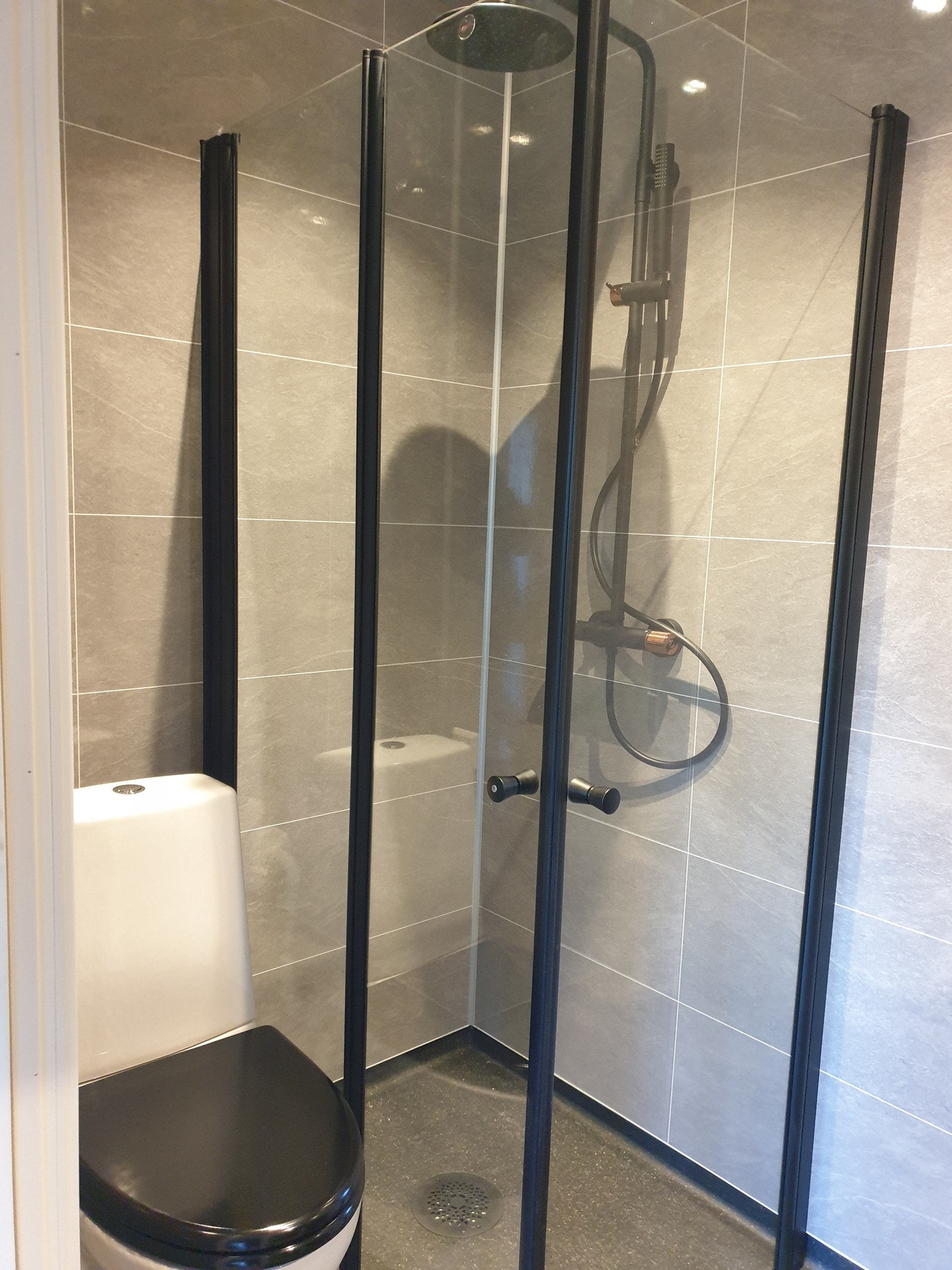 Bad med follbare dusjdører Galleribilde