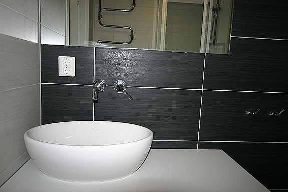 Veggarmatur og porselenvask Galleribilde