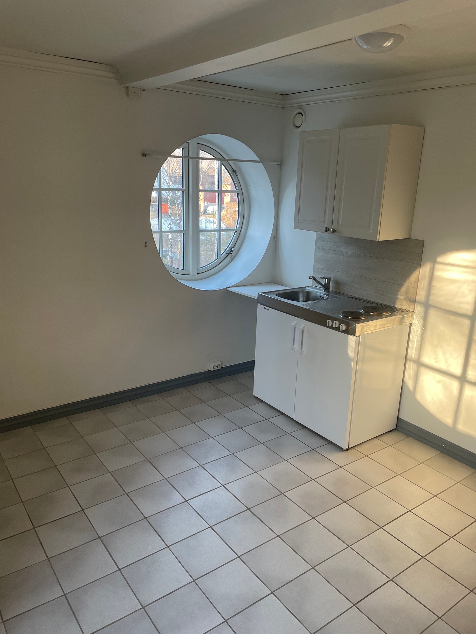 Stue/Kjøkken (det er lagt parkett på gulvet nå) Galleribilde