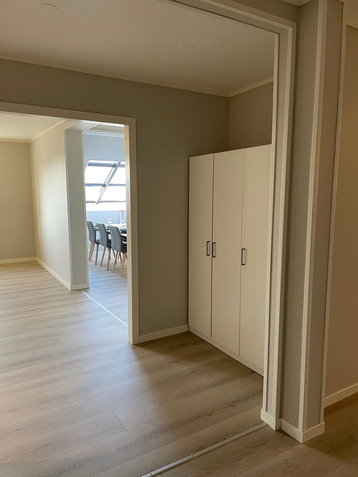 Garderobeskap gang Galleribilde