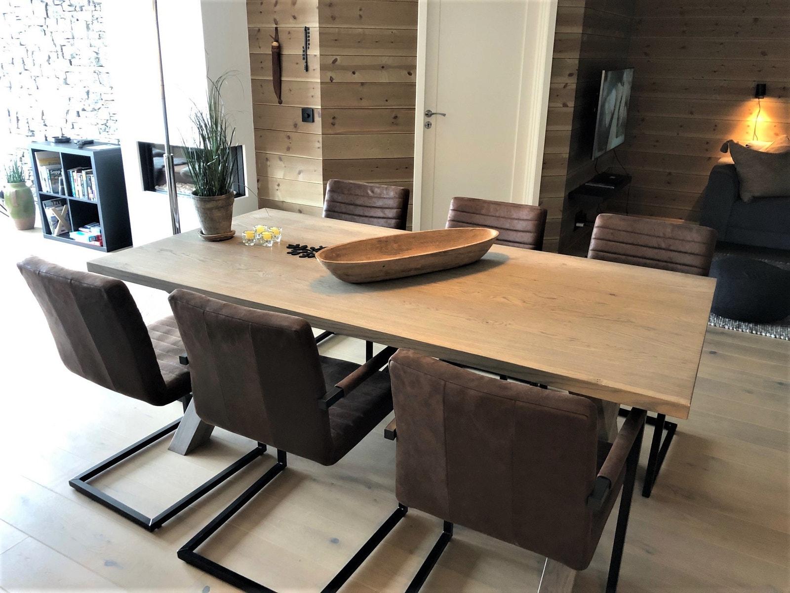 Spisebord med plass til åtte (to ekstra stoler hentes fra soverommene) Galleribilde