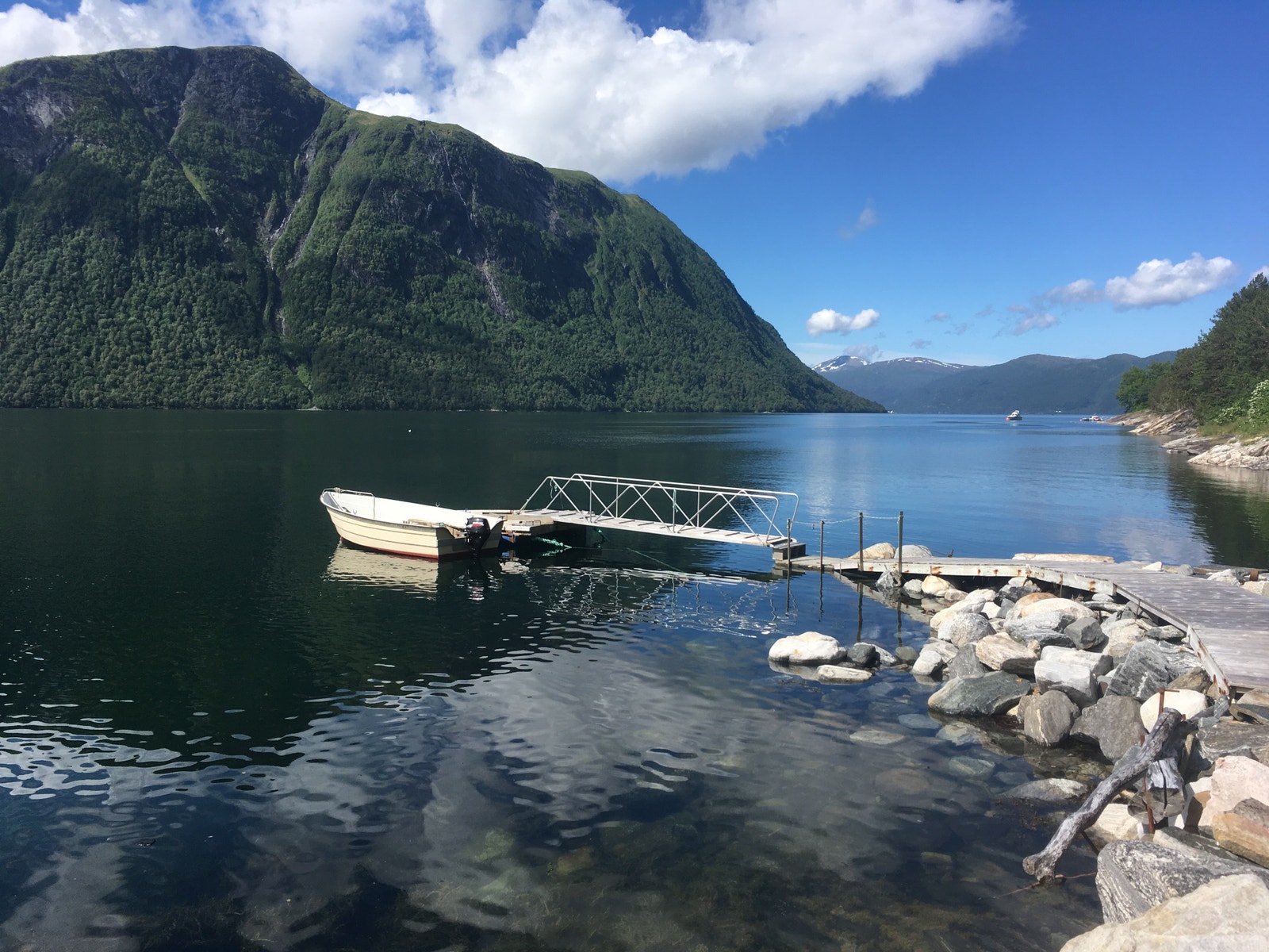 Flytebrygge nede ved fjorden. Fint til bading og fiske. Båten kan leies. Galleribilde
