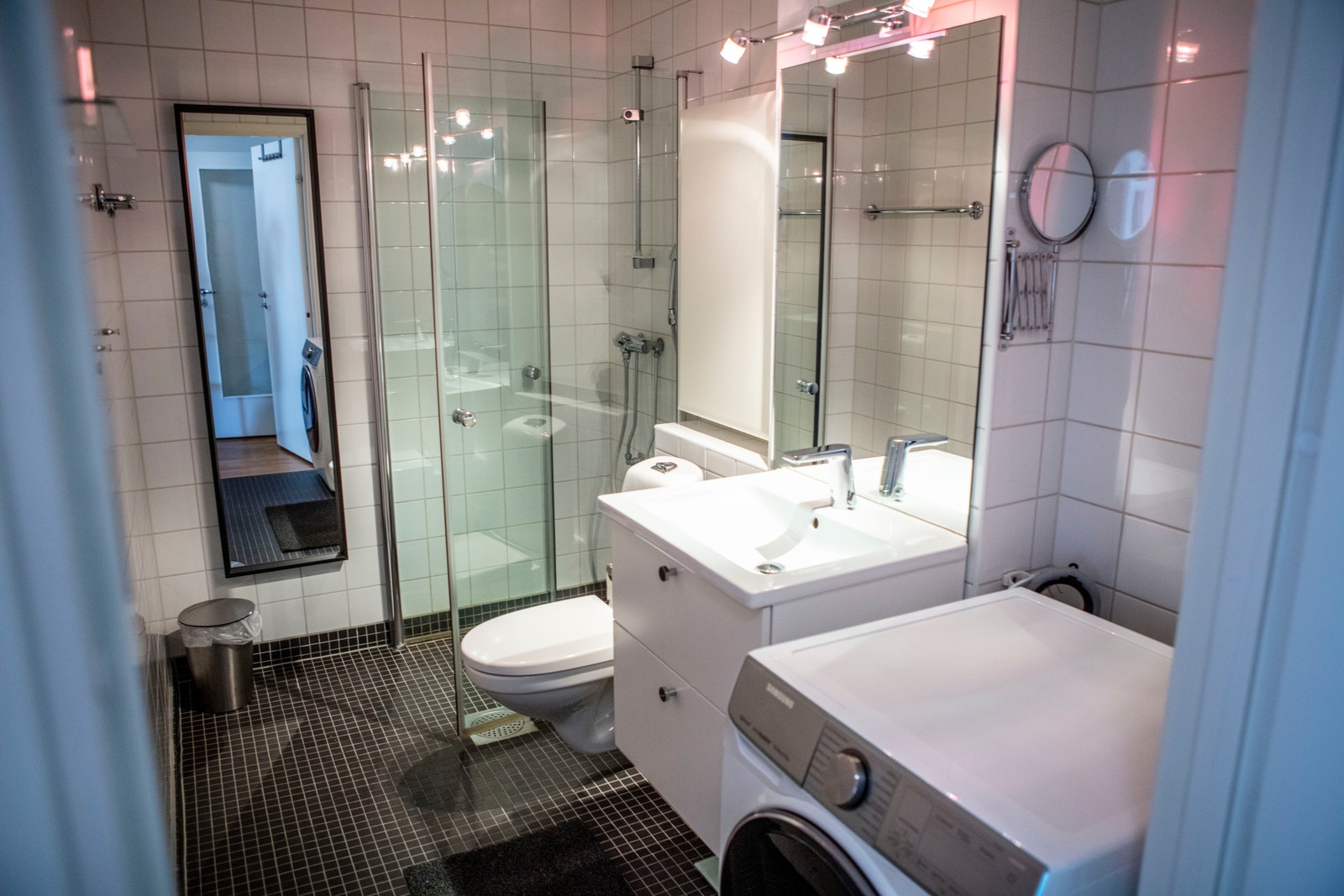 Nyoppusset bad med flislagt gulv og Samsung kombivaskemaskin Galleribilde