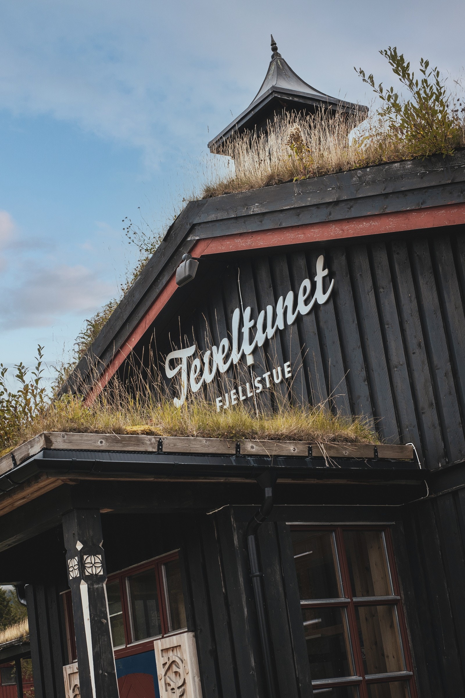 La Teveltunet Fjellstue stå for et hyggelig måltid i gamma, ved glassbaren, storstua eller ute i villmarkedsleiren. Galleribilde