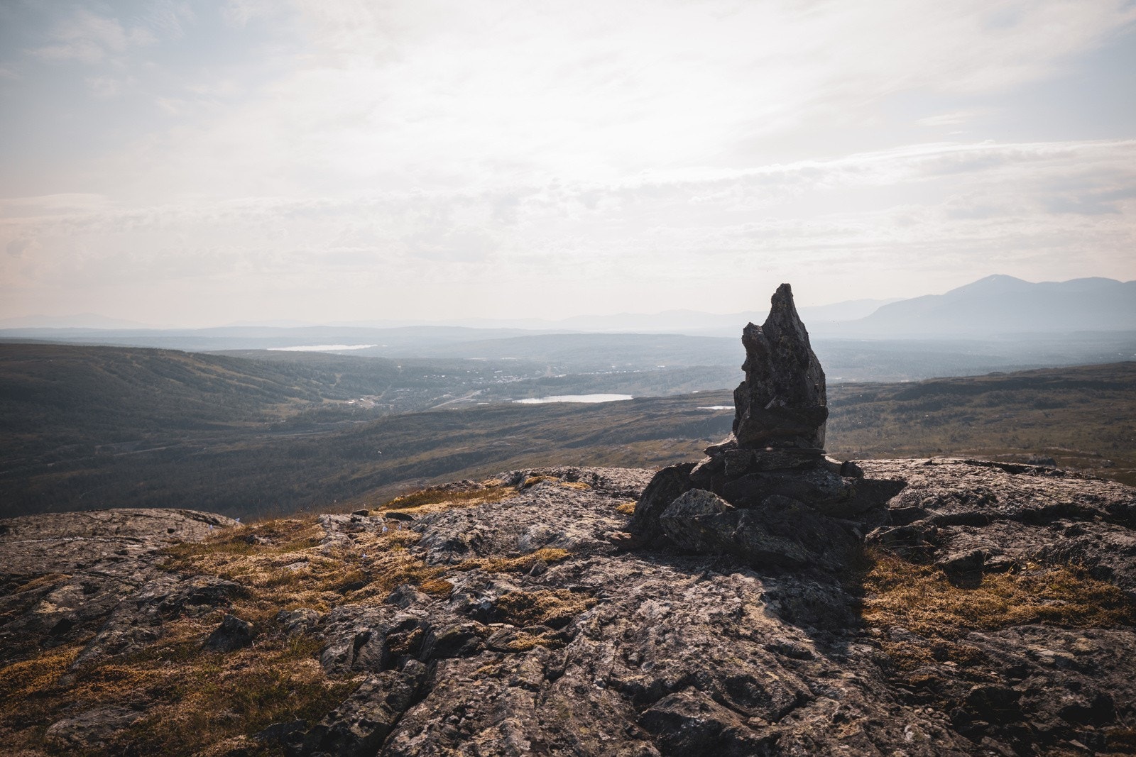 Få gode rideopplevelser i flott fjellterreng. Å se fjellet fra hesteryggen er en fantastisk opplevelse med Meråkerfjell ridesenters trygge islandshester og flinke guider. Galleribilde