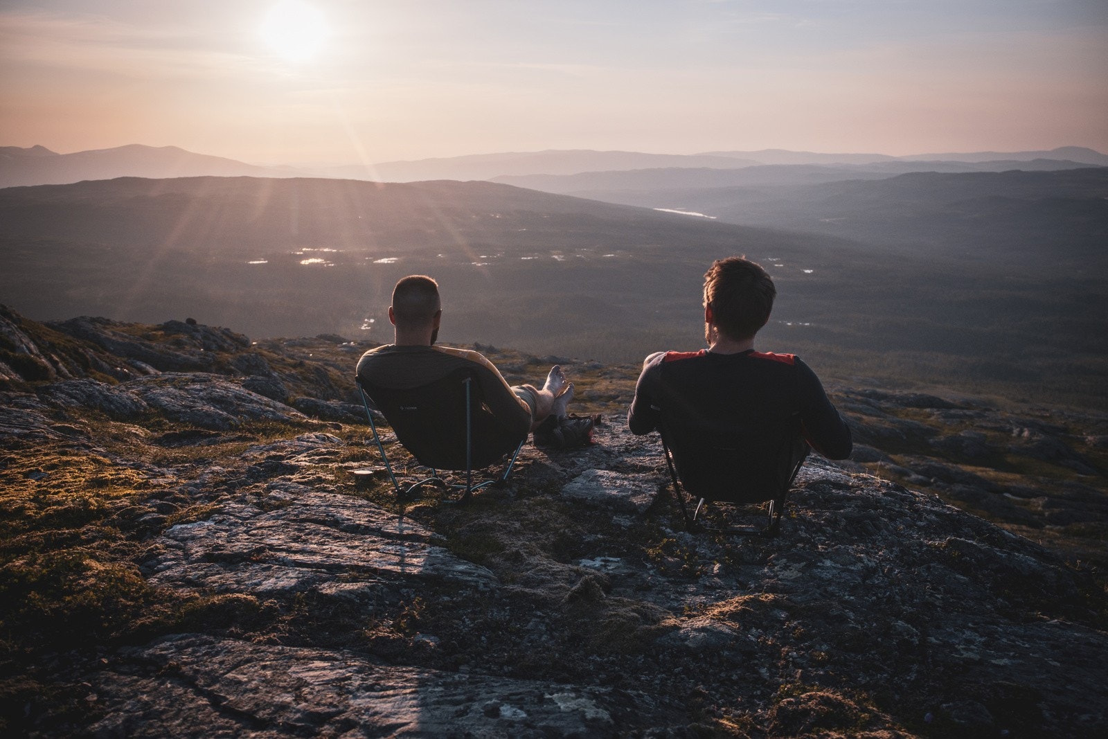 Opplev solnedgangen fra toppen av Steinfjellet. Denne toppen egner godt for familien, men også for den sprekeste mosjonisten som gjerne vil løpe seg en ettermiddagstur til toppen. Galleribilde