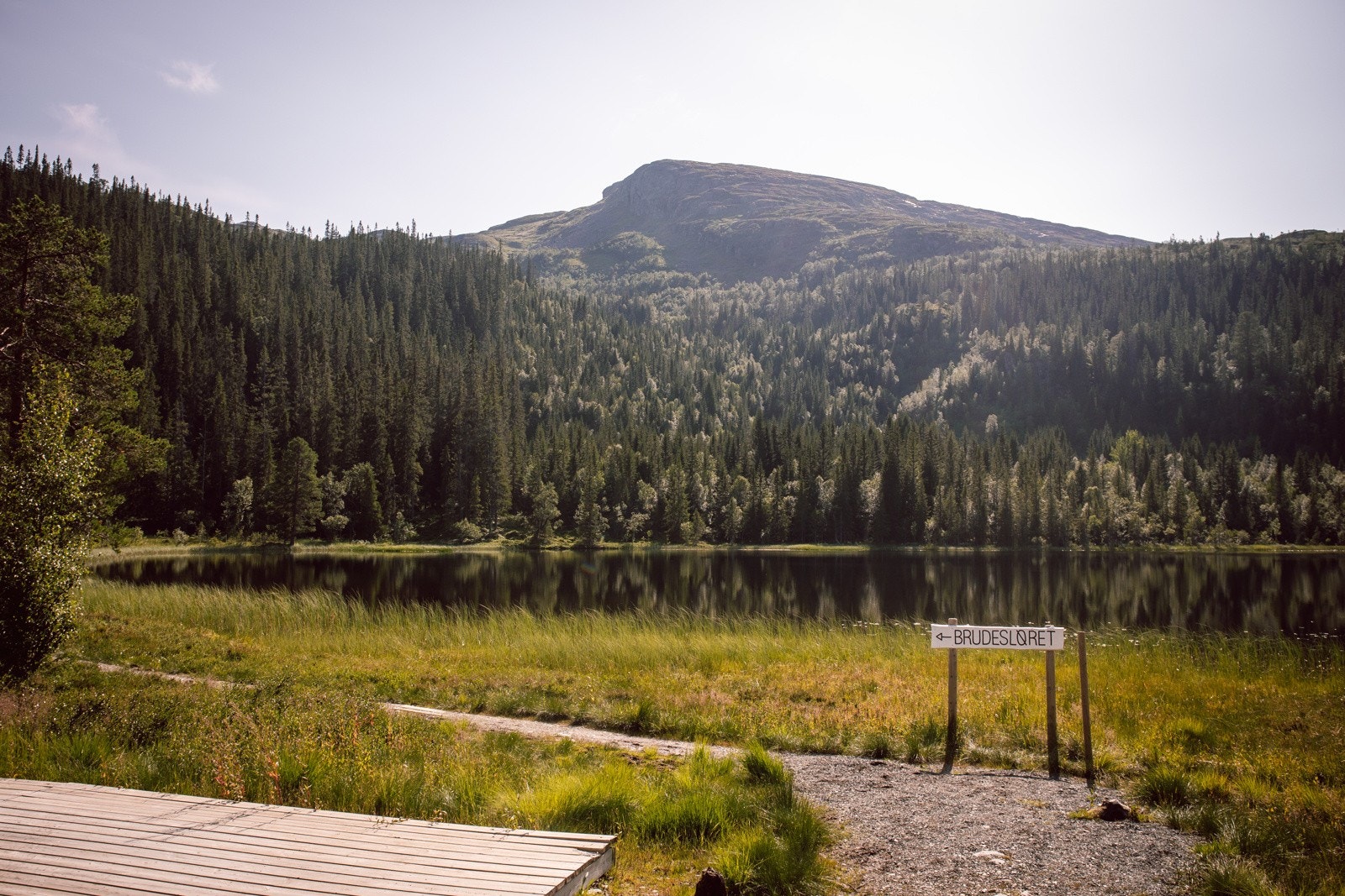 Teveldalen er et utmerket utgangspunkt for flere flotte fotturer. Vandring rundt Brudesløret, Hallgeirhåmmårn, Steinfjellet eller en tur til Huva er noe man virkelig kan anbefale. Galleribilde
