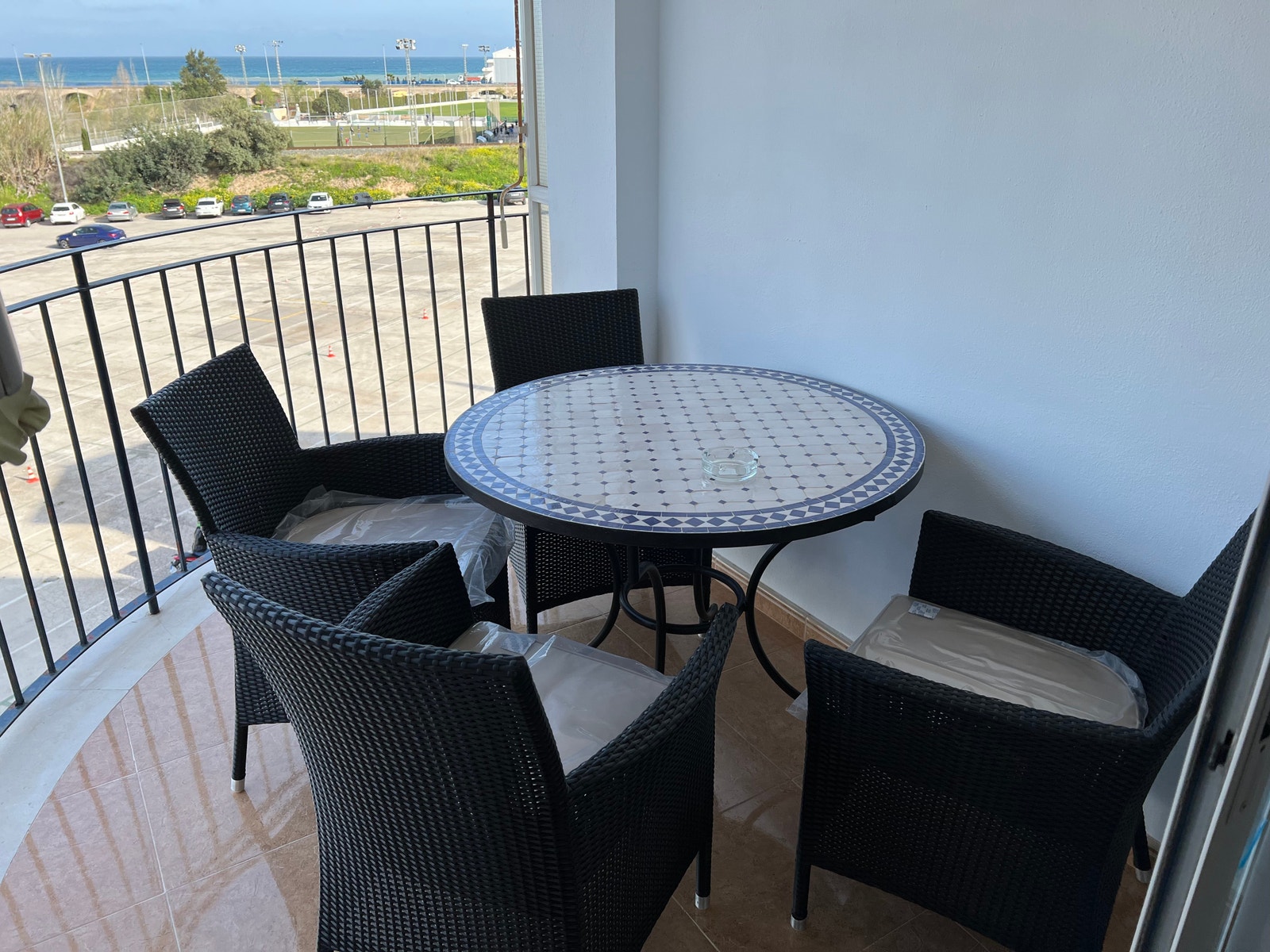 Veranda med sitteplasser Galleribilde