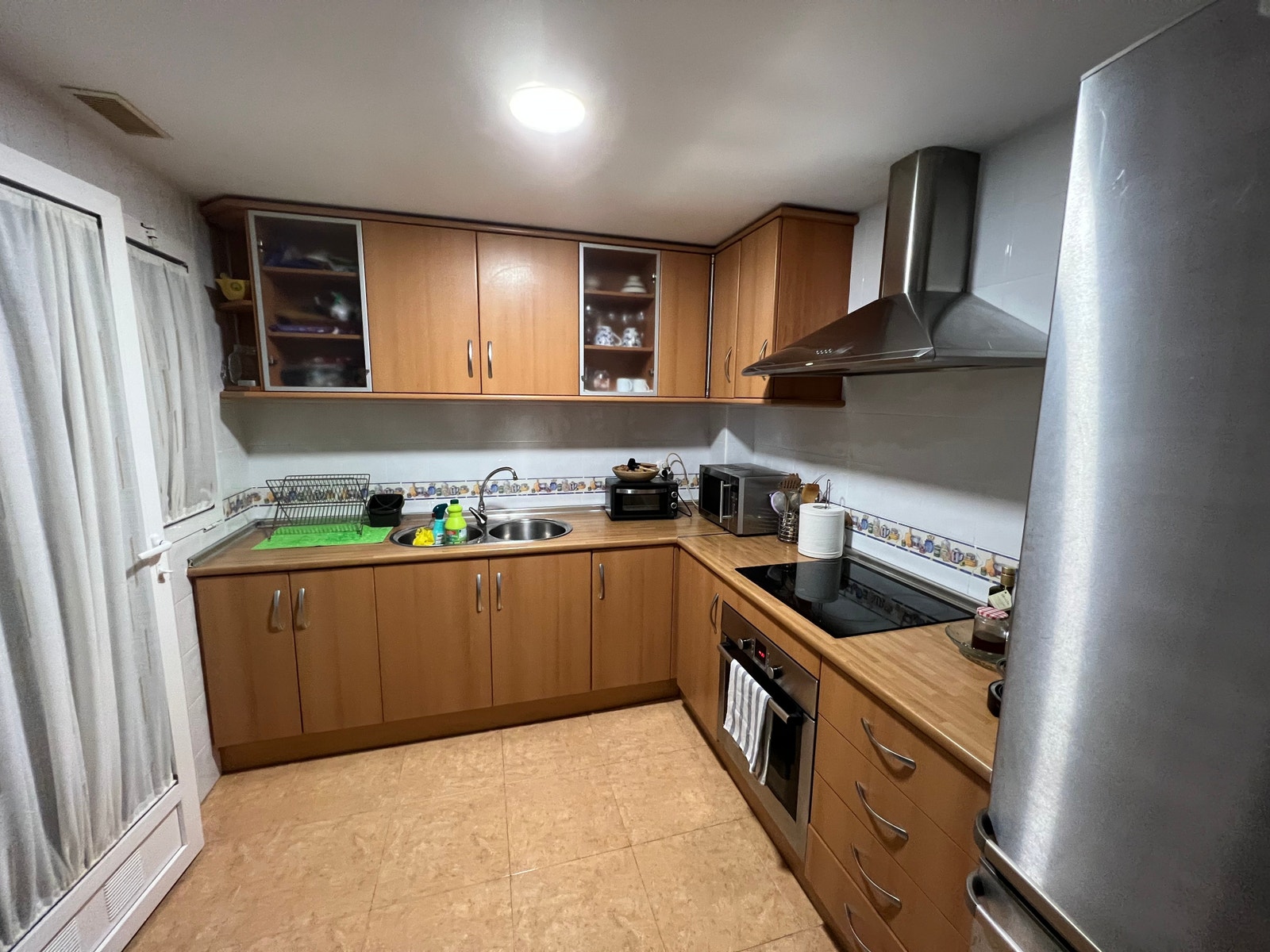 Kjøkken med stort kjøleskap og fryser Galleribilde