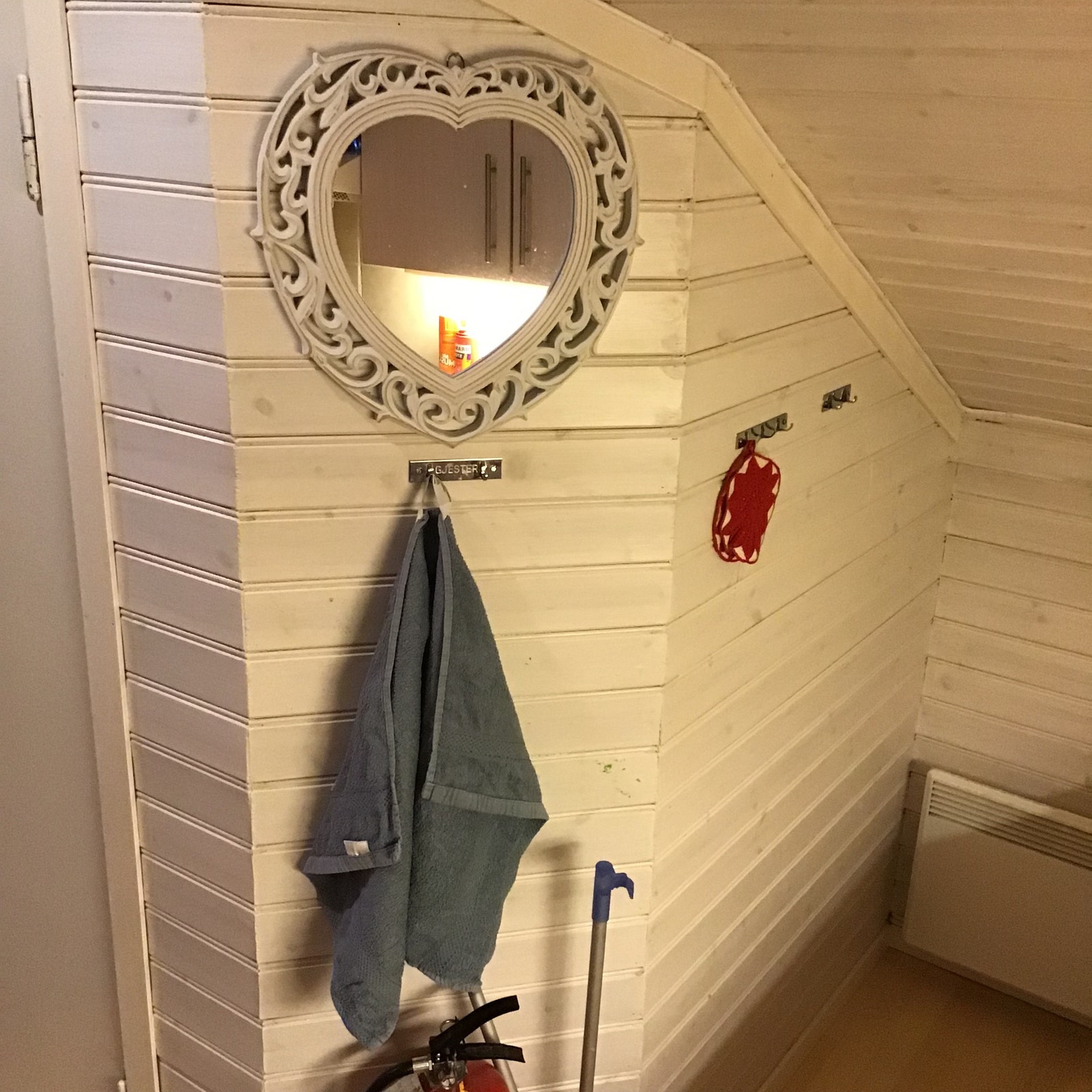 Mellom kjøkkenrom og toalettrom. Galleribilde