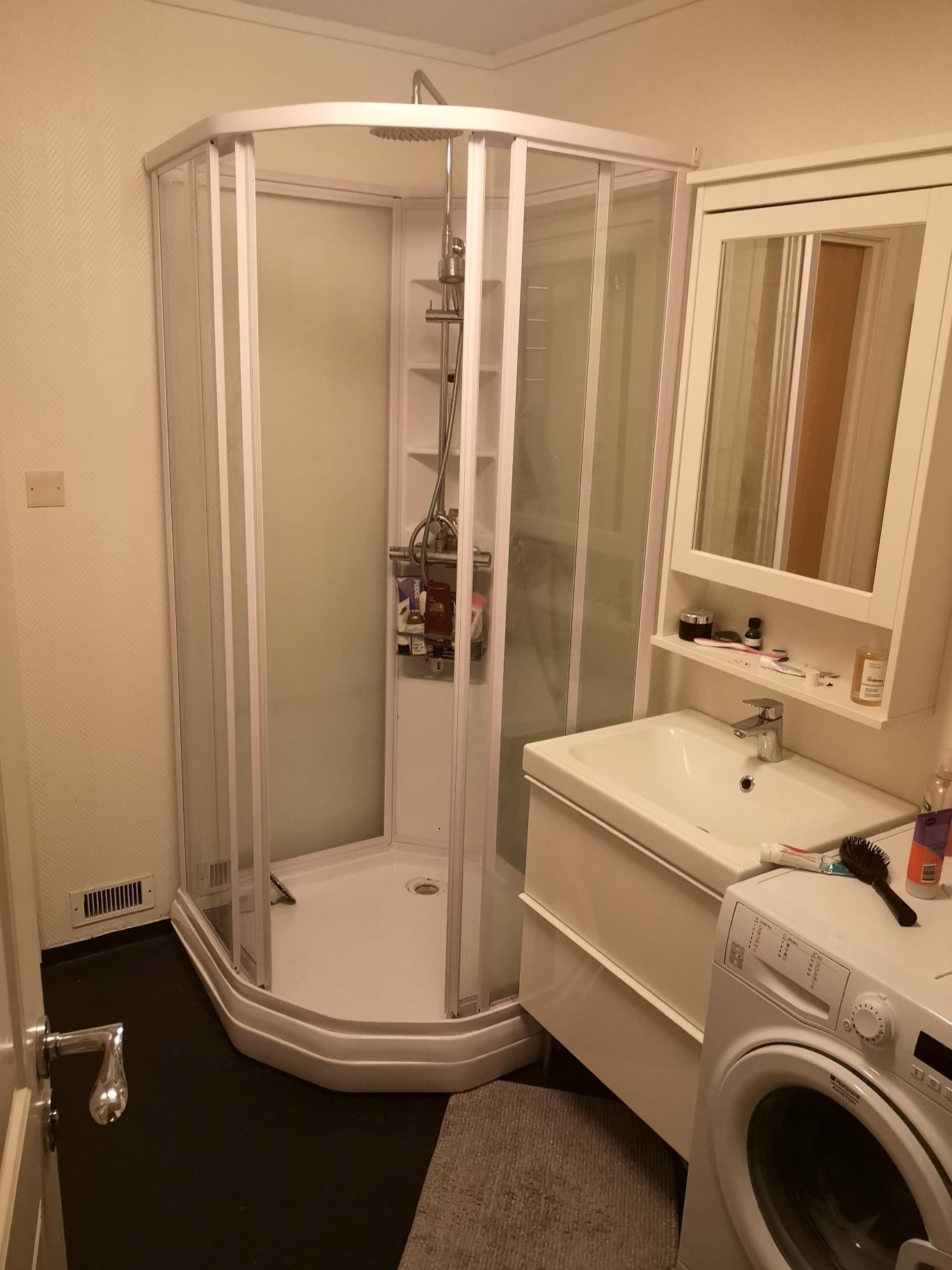 Bad med vaskemaskin og varme i gulv Galleribilde