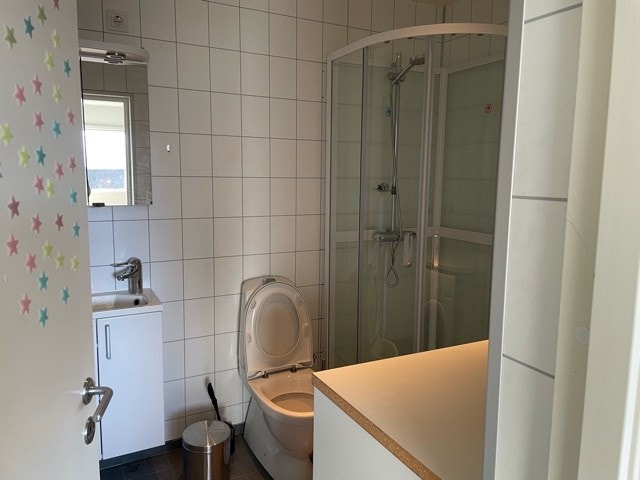 bad med dusj og vaskemaskin Galleribilde