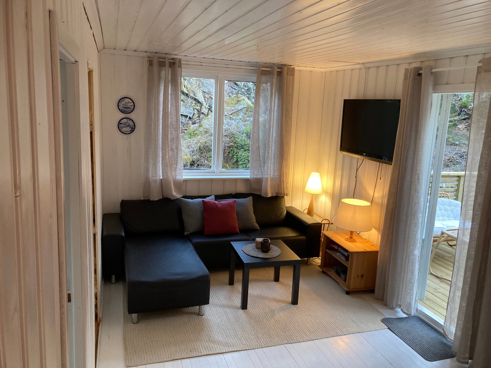 Stue med tv og utgang til terrasse nede. Galleribilde