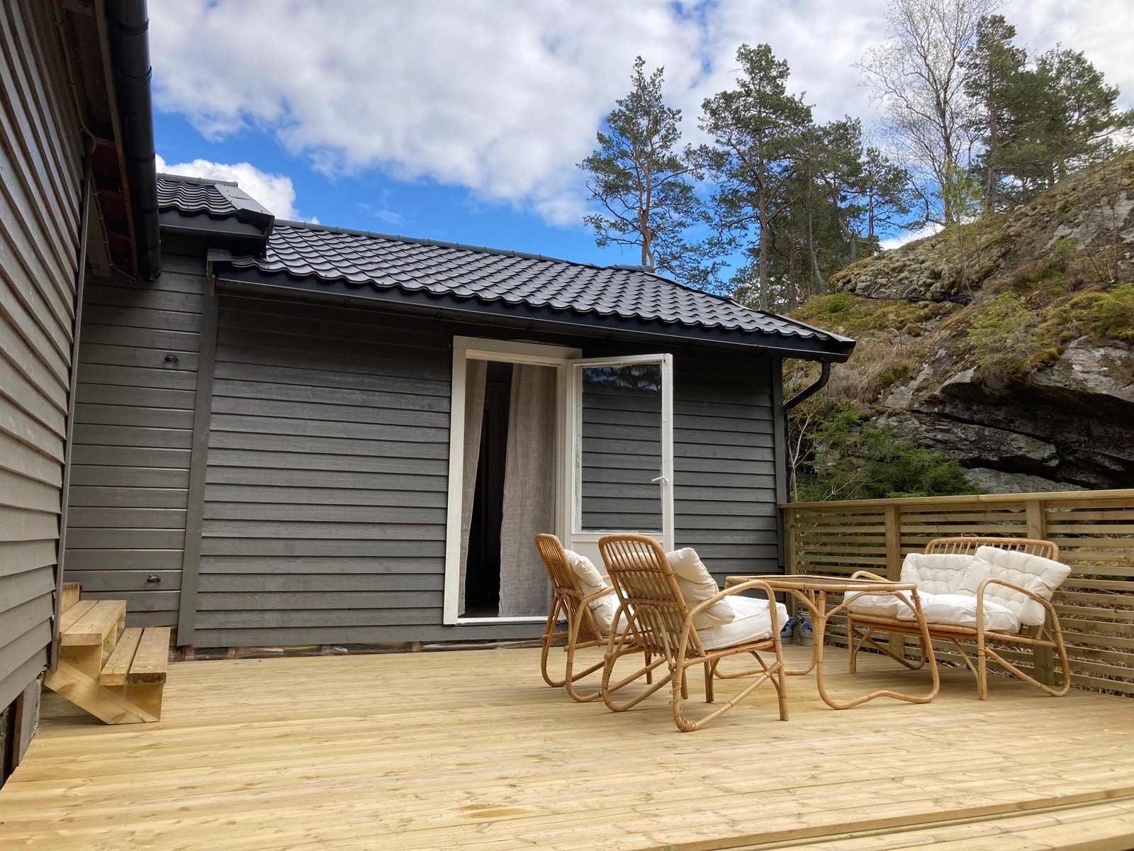 Terrasse baksiden med utemøbler. Galleribilde