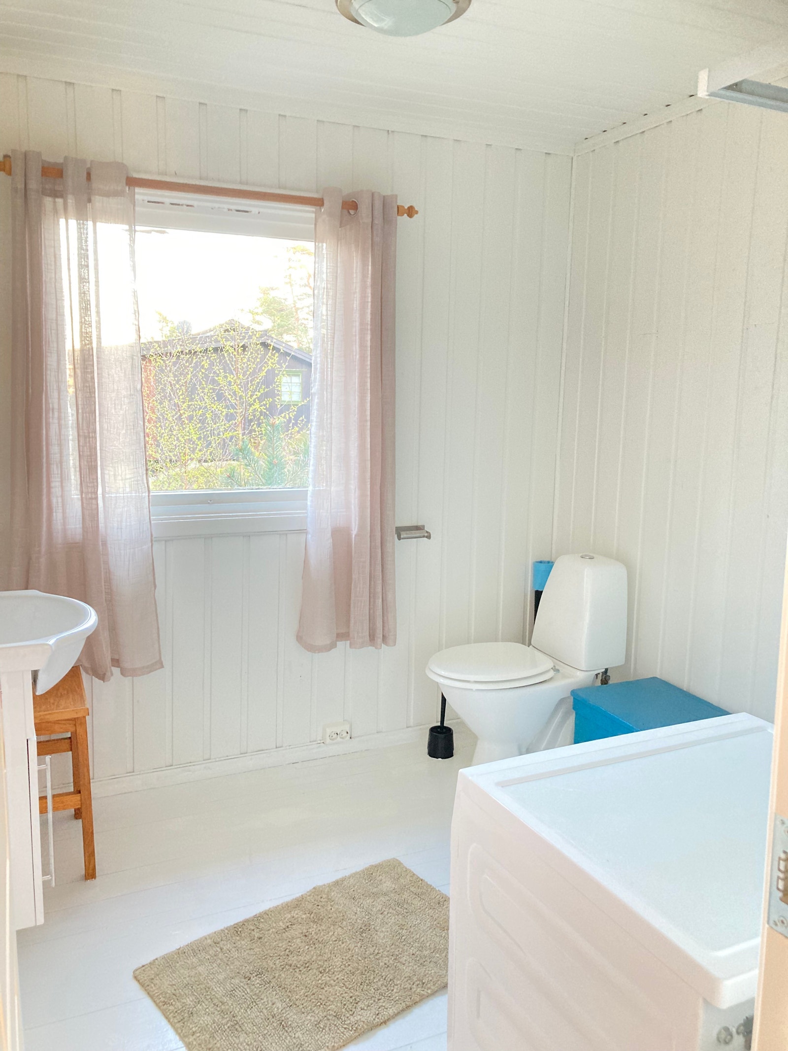 Bad med toalett, vask, dusj og vaskemaskin Galleribilde