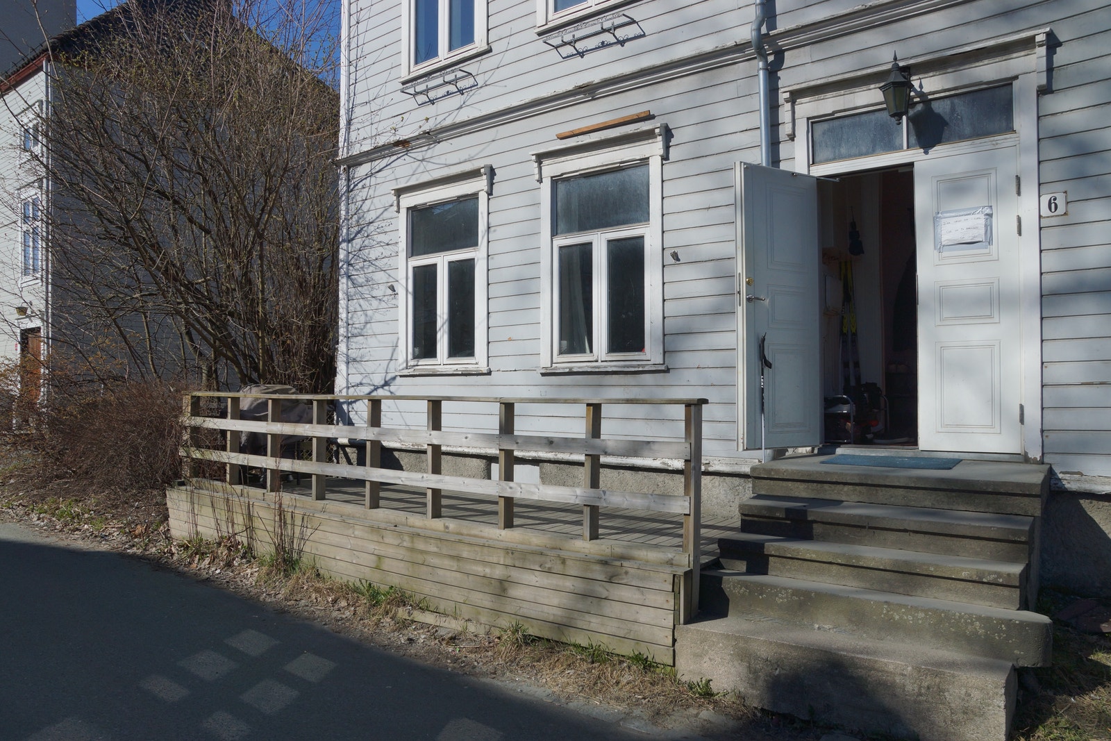 Fremsiden med inngangsdør Galleribilde