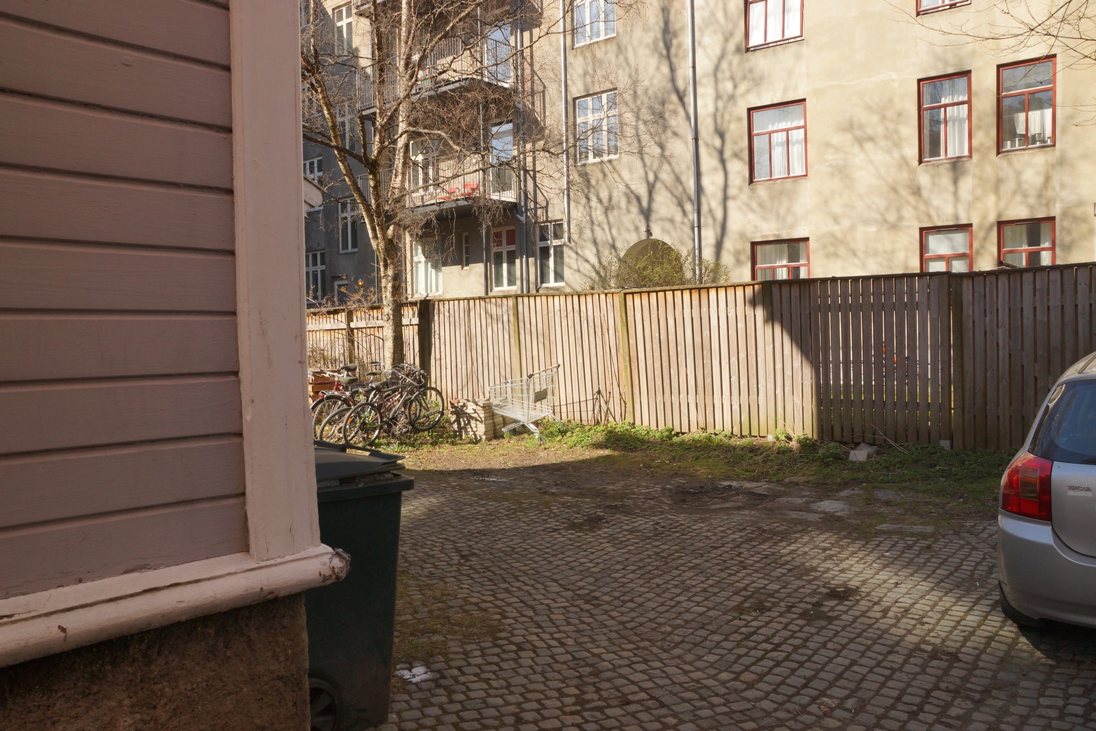 Parkeringsplasser bakgård Galleribilde