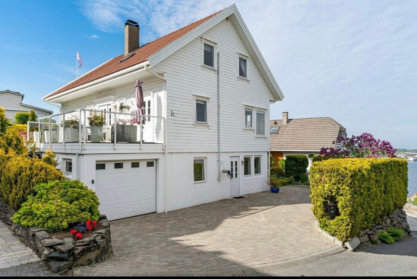 Dør til høyre er inngang til leilighet Galleribilde
