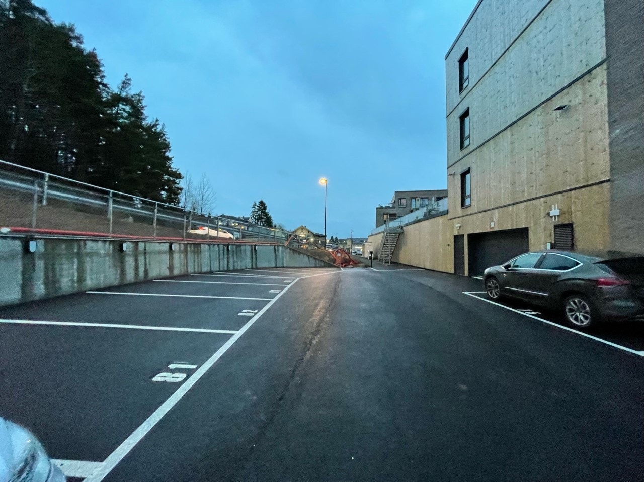 Parkeringsplass (kun for beboere med egen inngang) Galleribilde