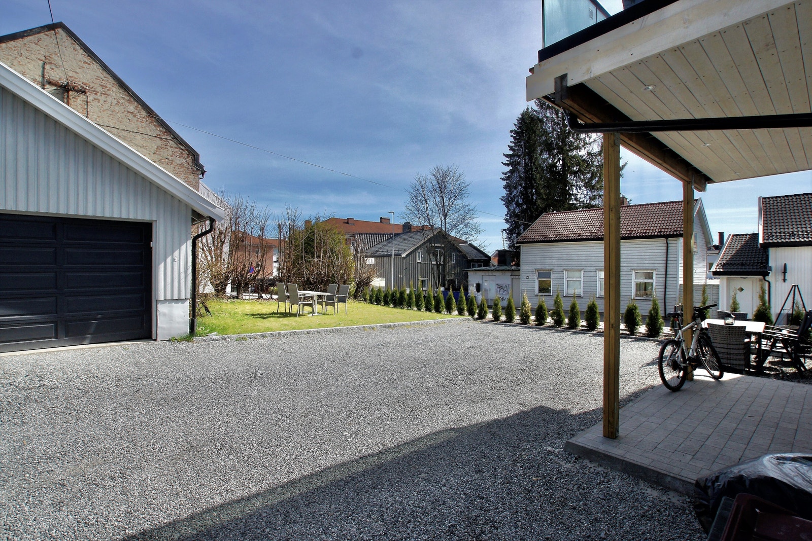 Uteplassen foran leiligheten, mulig å leie parkeringsplass Galleribilde