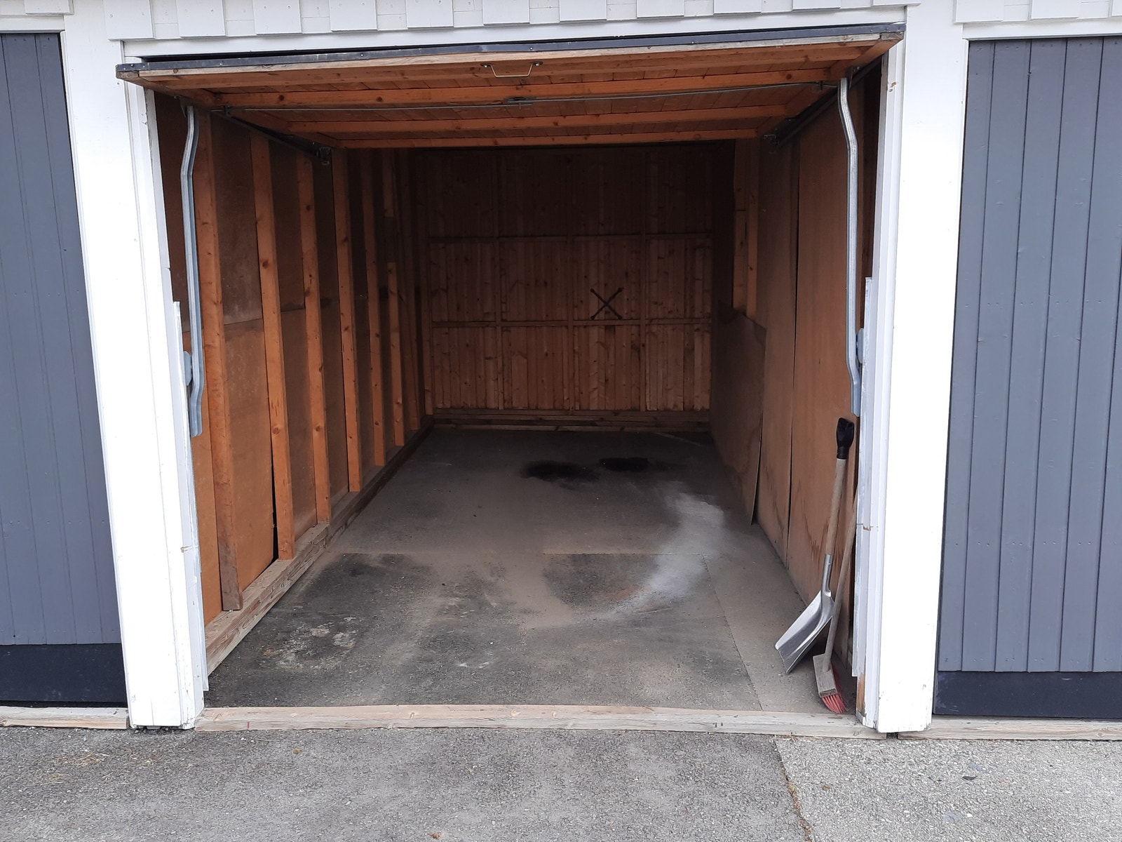 Romslig garasje Galleribilde