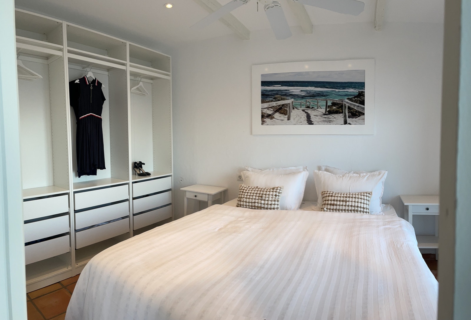 Master bedroom med hotellfølelse og litt ferieluksus i en myk seng. Galleribilde