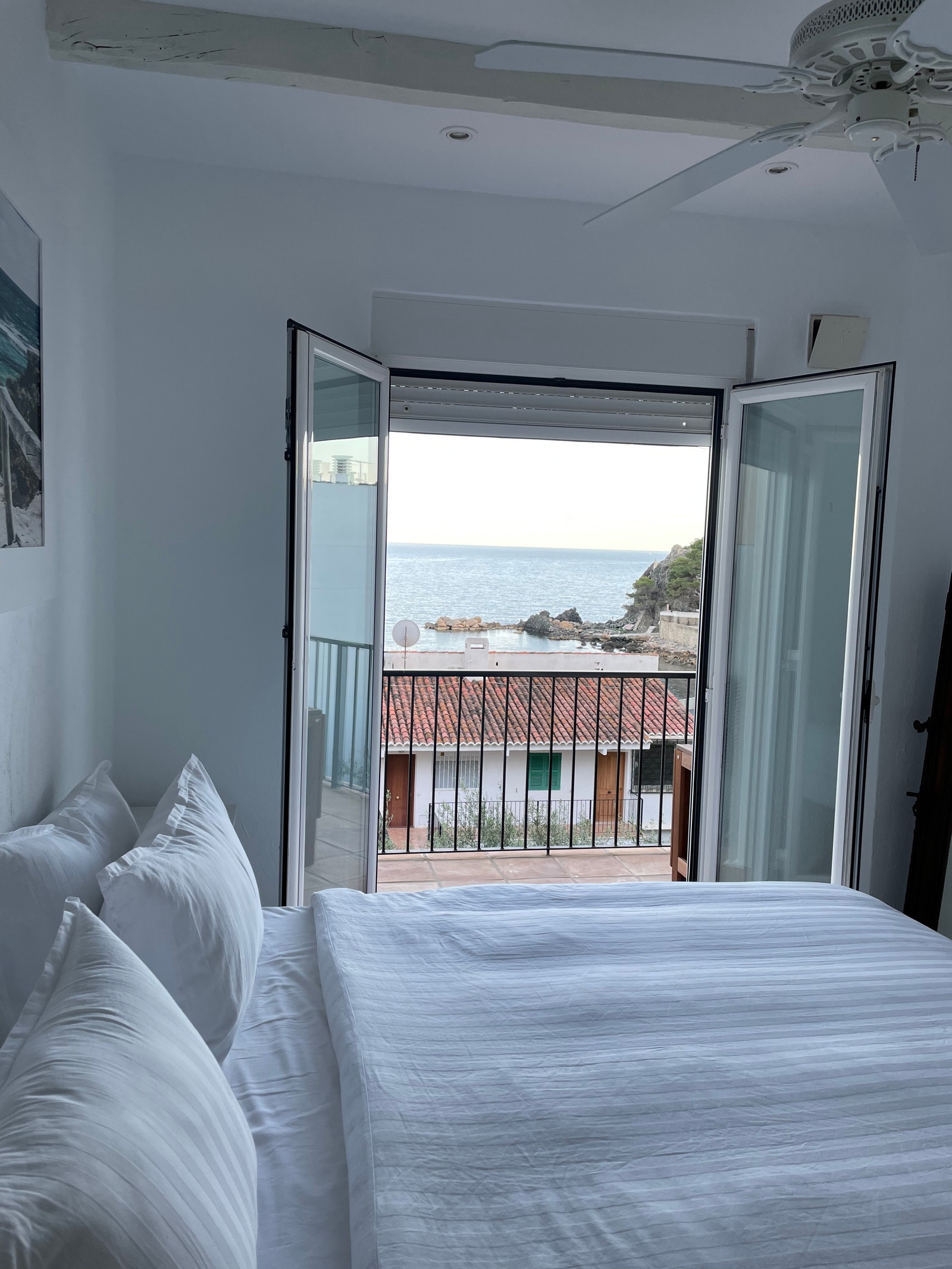 Panorama utsikt mot sjarmerende hustak og middelhavet fra senga. Galleribilde