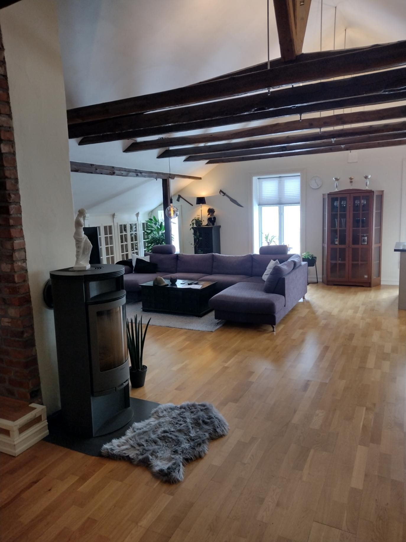 Stor romslig stue med åpen himling Galleribilde