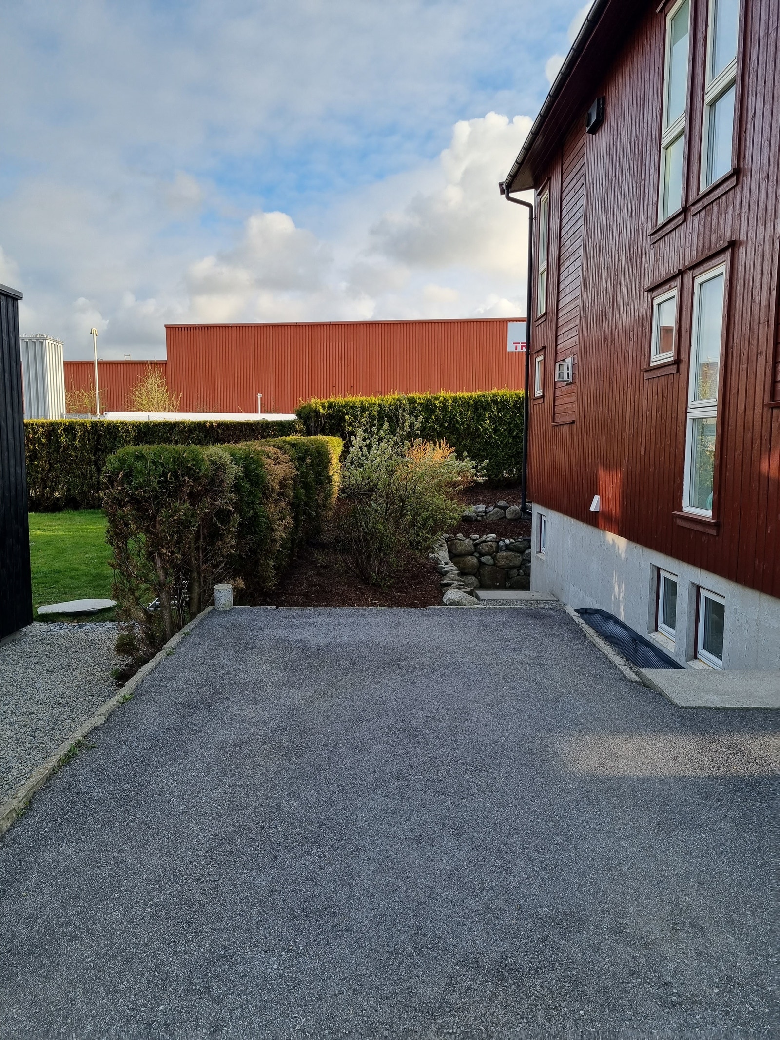 Parkering/hage/uteområde. Galleribilde