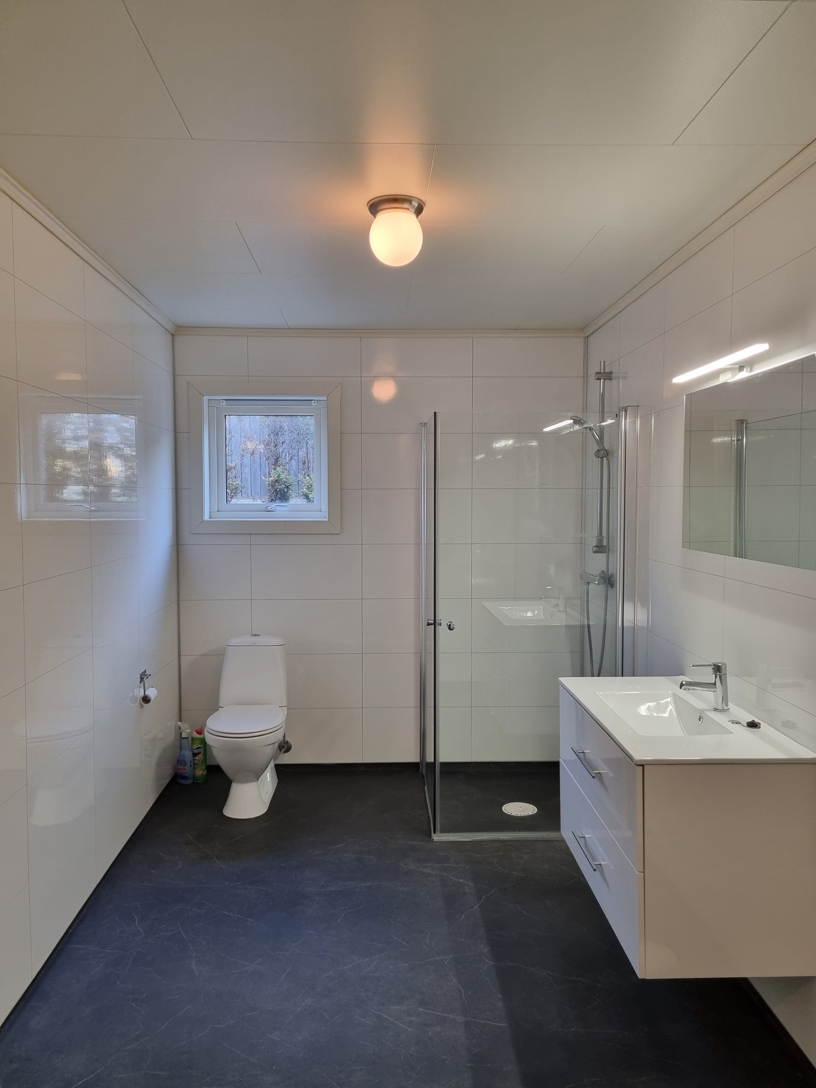 Helt nytt oppført bad med varmekabler. Galleribilde