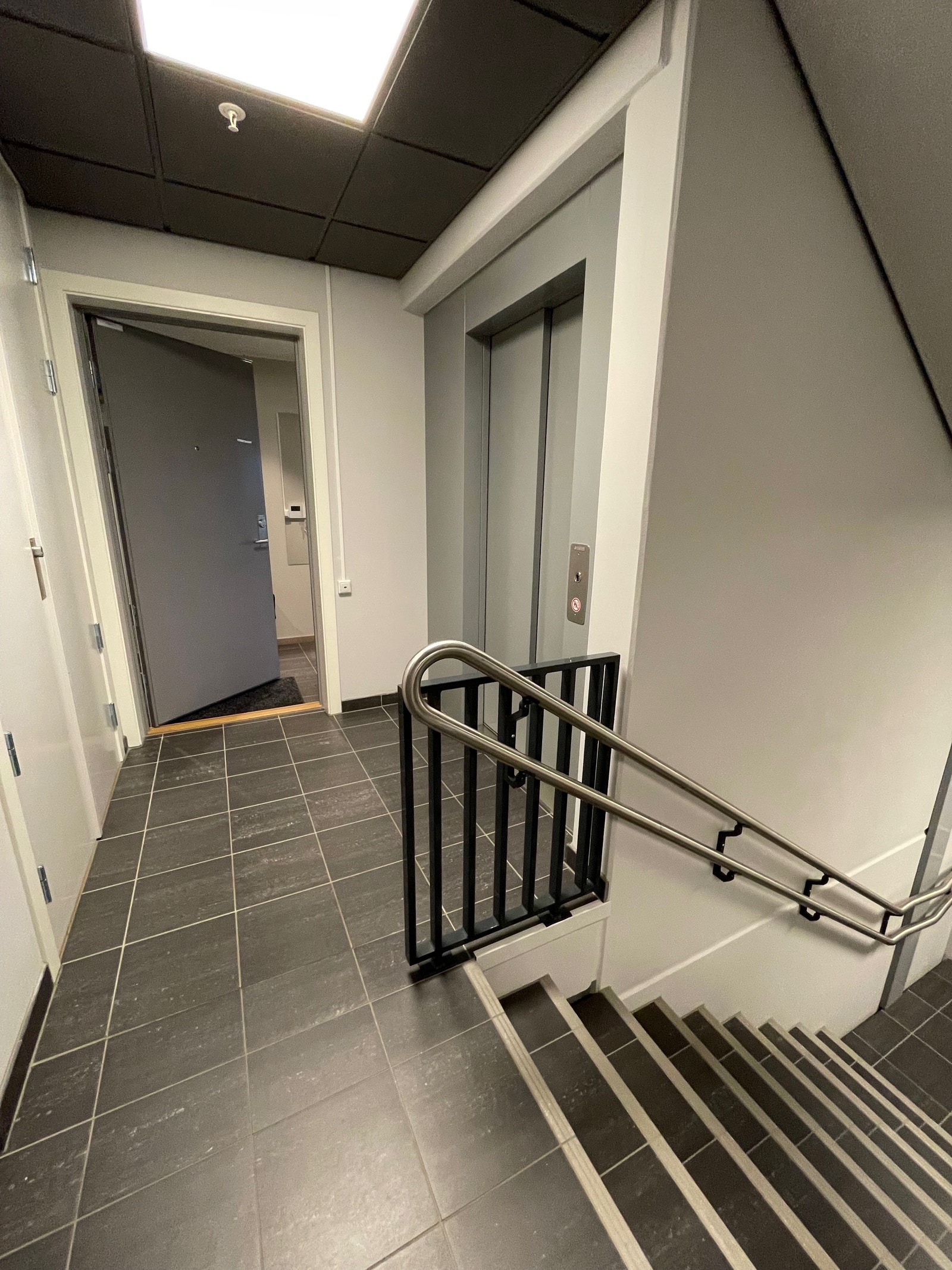 Inngang leilighet med heis. Galleribilde