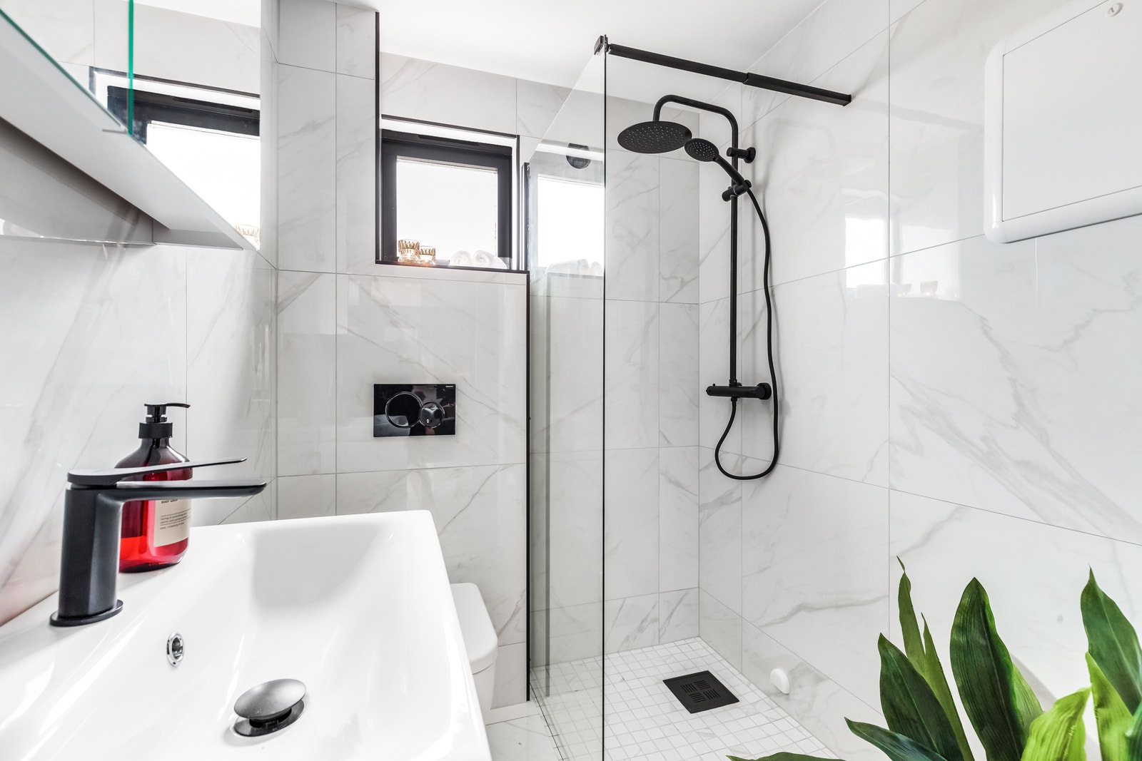 Pent flislagt bad med varme i gulv Galleribilde