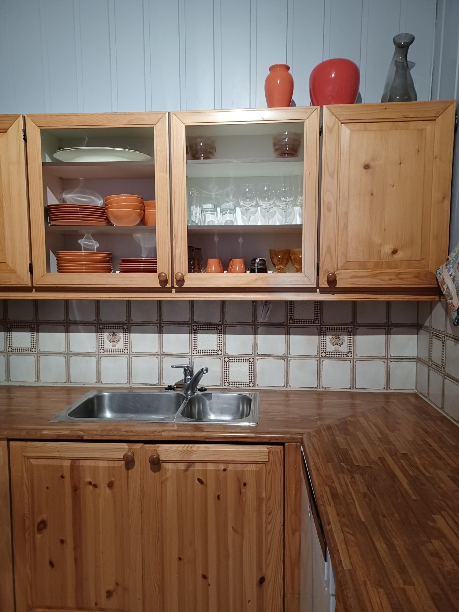 Velholdt Sigdal-kjøkken med servise og kjøkkenutstyr Galleribilde