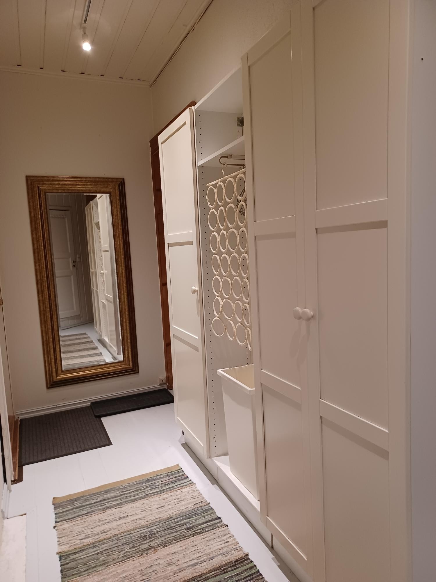 Gang med garderobeskap Galleribilde