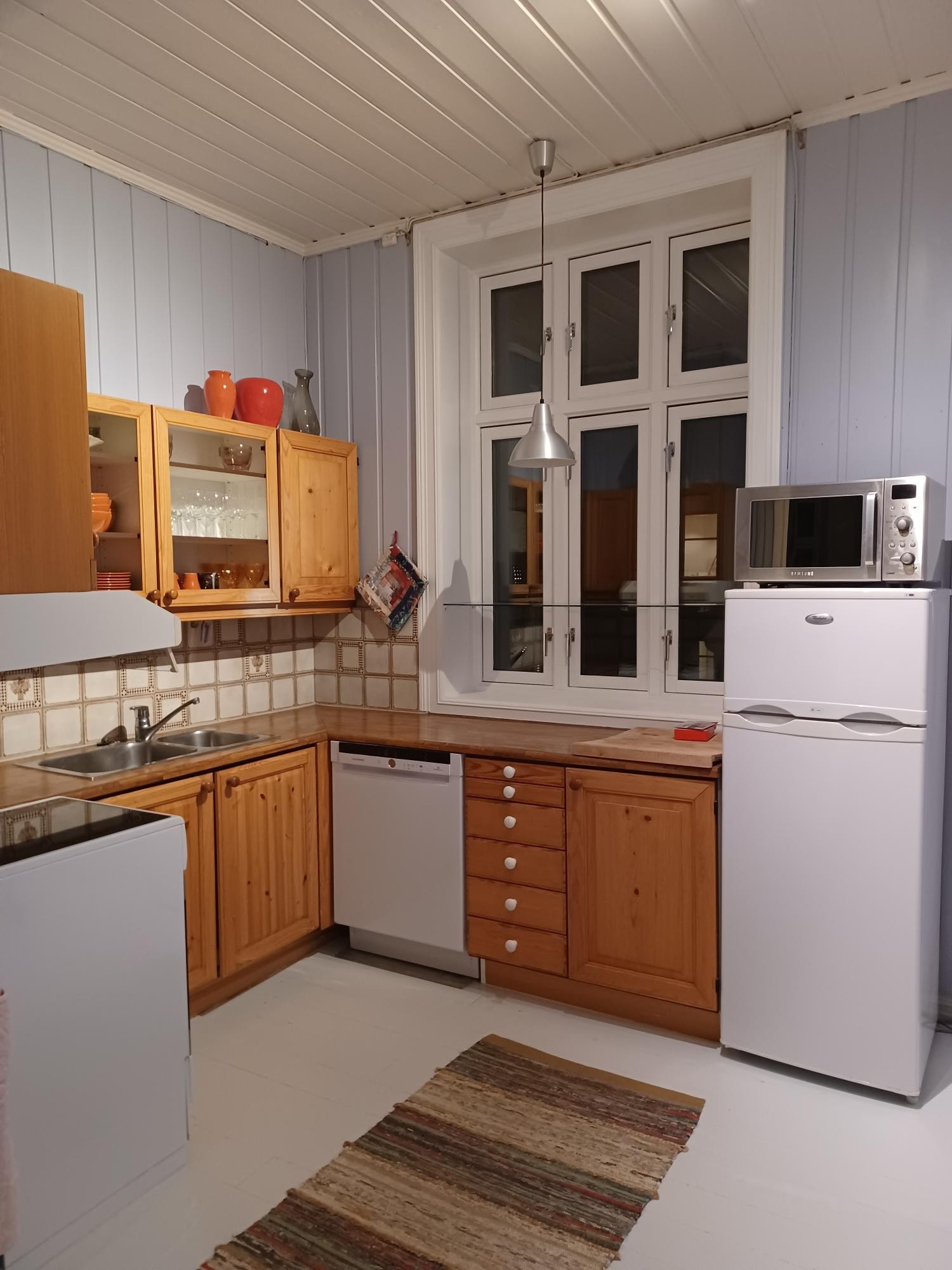 Fullt utstyrt kjøkken Galleribilde