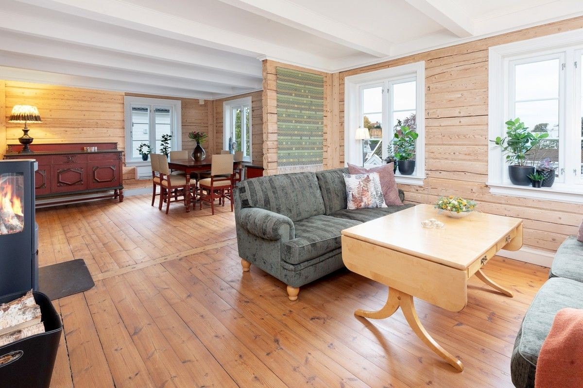 Stor stue med spisestue, salong, tv og peis Galleribilde
